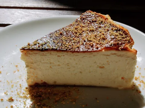 Tabakta San Sebastian cheesecake dilimi