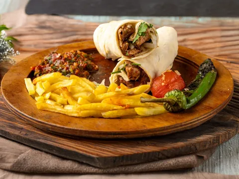 Ahşap tabakta tavuk dürüm ve patates