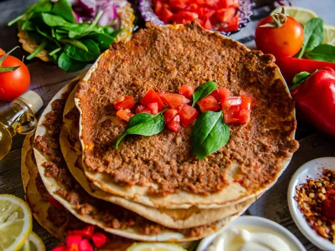 Domates ve fesleğenle lahmacun