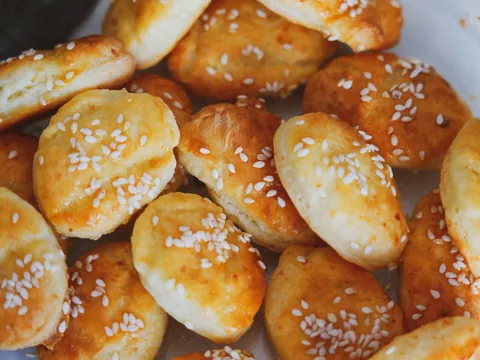 Susamlı poğaçalar